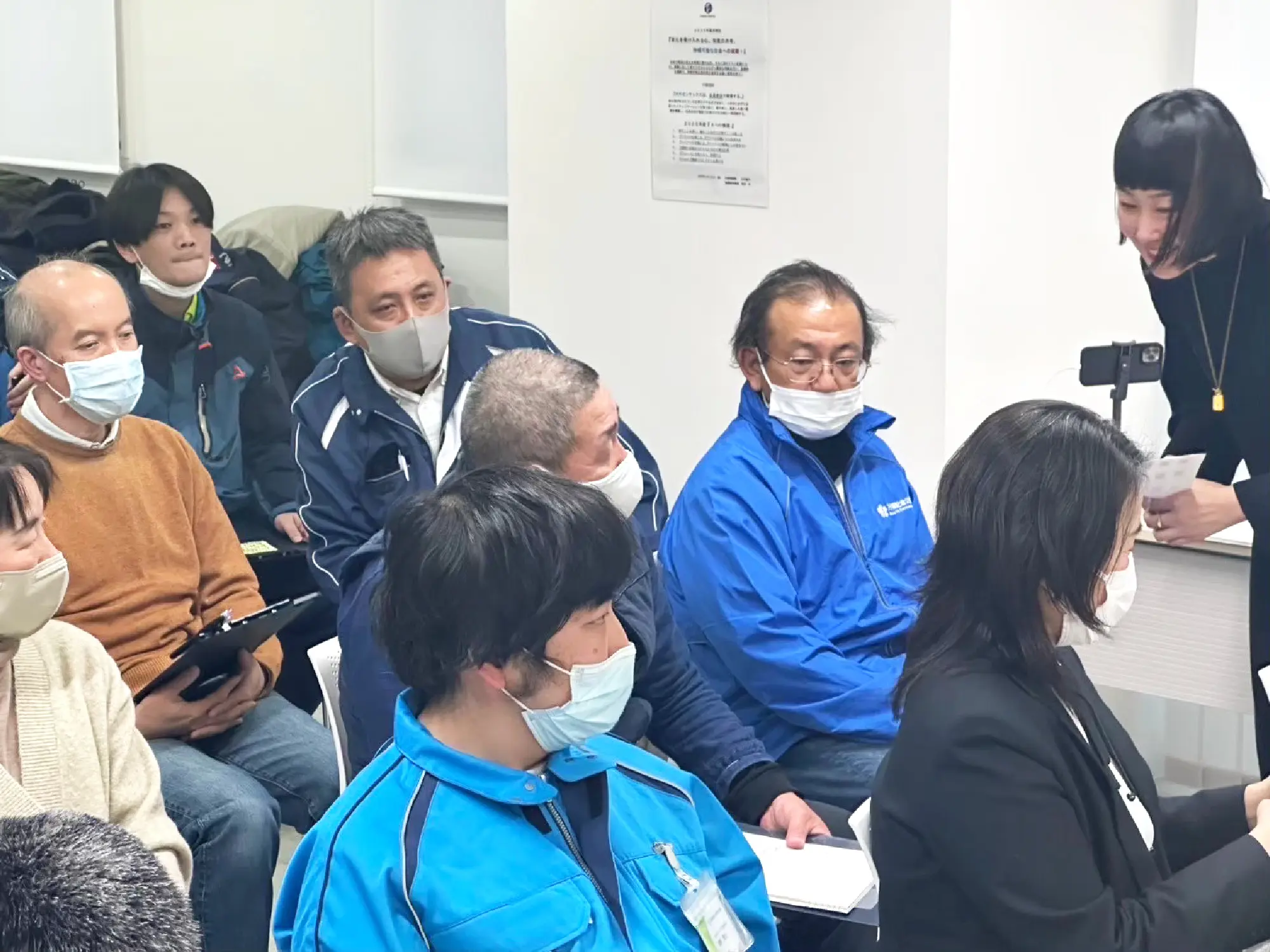 お客様や協力会社の声を聞く中で、社員たちは会社が大切にしてきた想いや自分たちの役割を再確認した。その気づきが、社員一人ひとりの誇りとなり、下を向いていた姿勢が前を向く姿へと変わった。次第に表情が変わり、発言が生まれ、大家族のような一体感が全体に広がった。