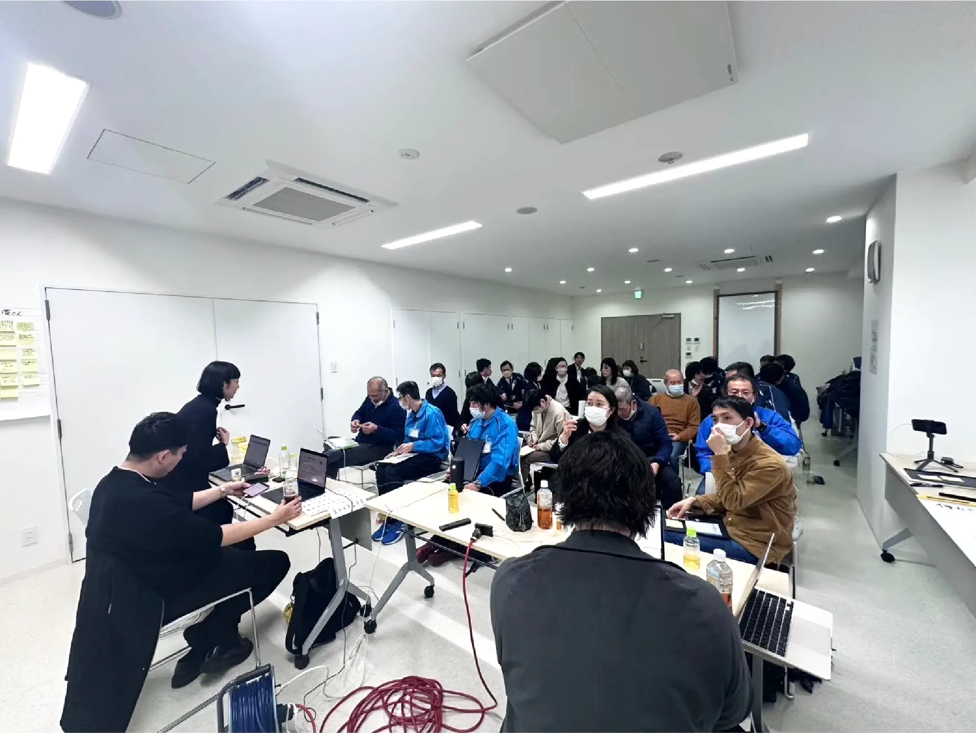 お客様や協力会社の声を聞く中で、社員たちは会社が大切にしてきた想いや自分たちの役割を再確認した。その気づきが、社員一人ひとりの誇りとなり、下を向いていた姿勢が前を向く姿へと変わった。次第に表情が変わり、発言が生まれ、大家族のような一体感が全体に広がった。