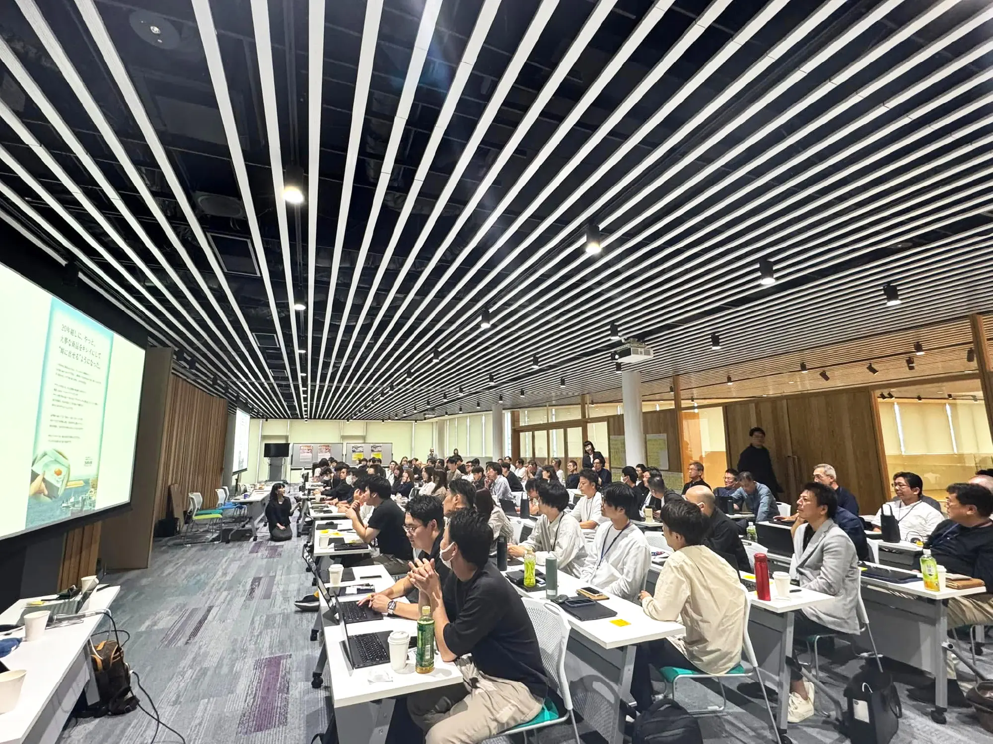 発掘調査、ワークショップの結果を元に作成した100ページを超えるレポートを皆様に発表する「フィードバック研修」の様子。自分たちの独自性や魅力が表現されたプレゼンテーションで、心に誇りという灯がともる。