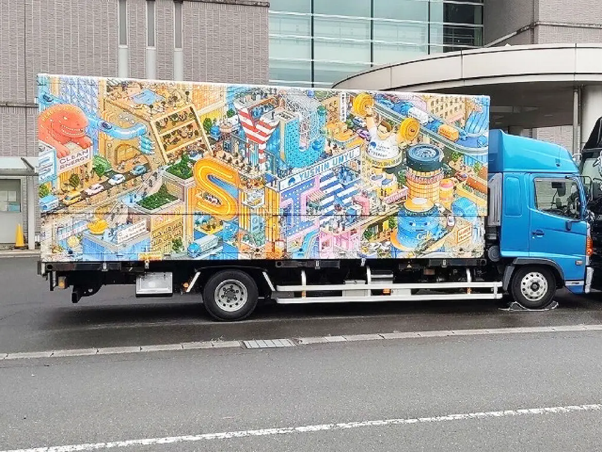 企業理念を表現したアートを全面にラッピングしたトラック。地元の中高生から「あのトラック可愛い〜」と写真を撮られることも。自然と企業に興味を持ってもらえる仕掛けになっている。