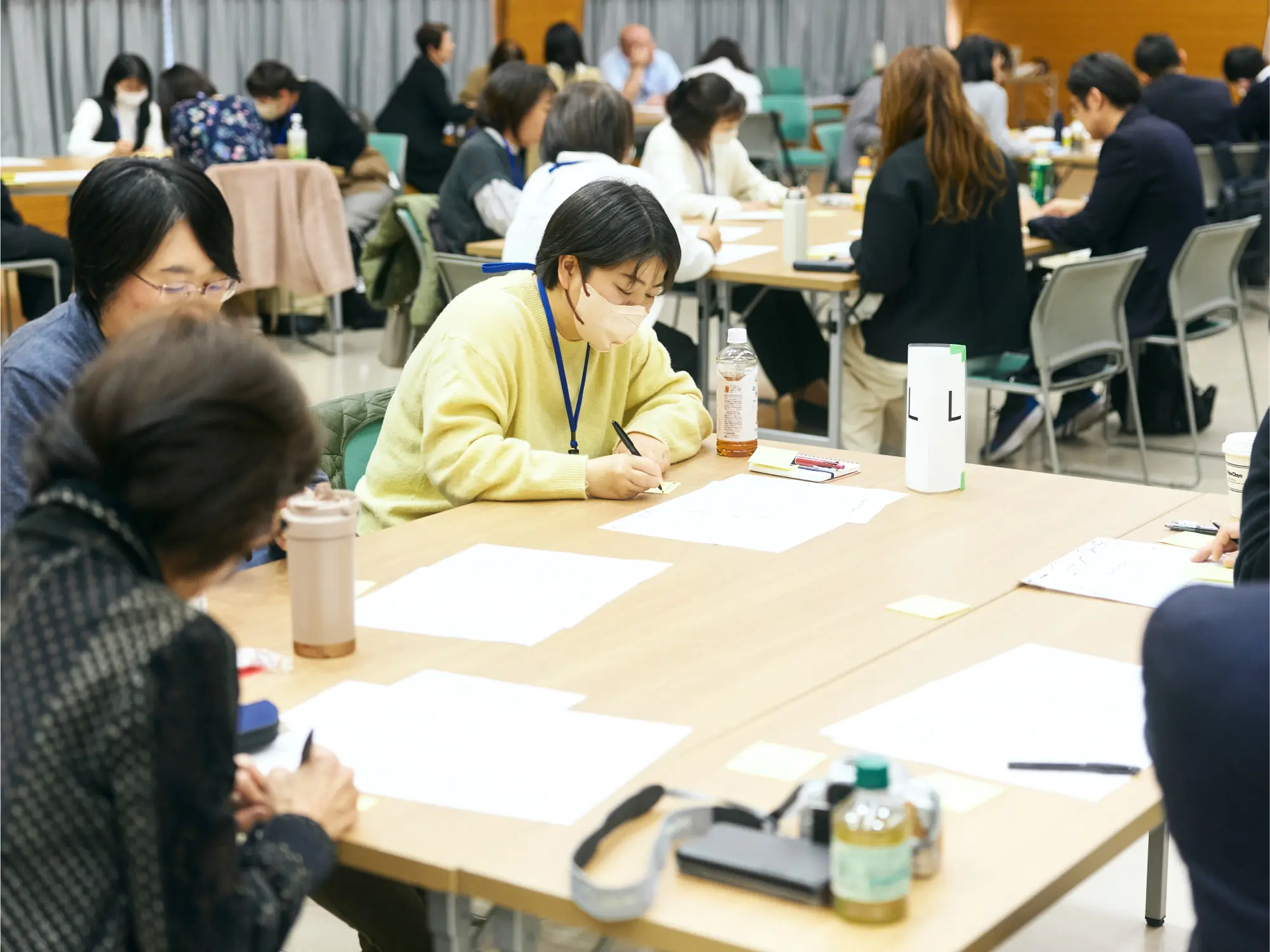 正解を教わるのではなく、自らの内側にある「答え」を探し出す。プレゼンターの問いかけに対し、日々の保育に込めた想いや、大切にしたい価値観を丁寧に言語化していく。この「自分ごと化」の積み重ねが、組織を束ねる強い背骨となっていく。