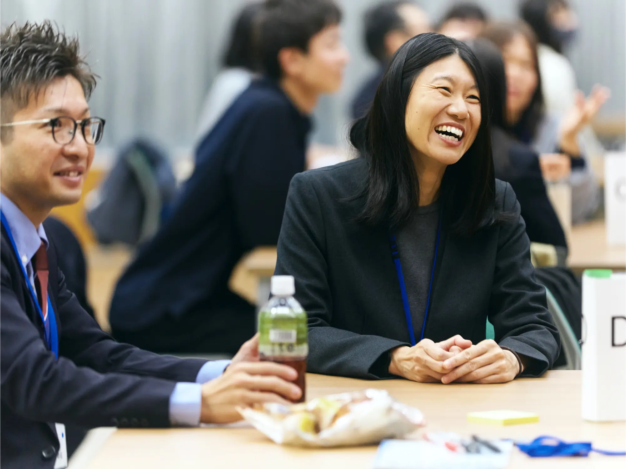 「ここは譲れない」内に秘めていた想いが、確かな「意見」へと変わった瞬間。保守的だったメンバーが、互いの本音を真っ直ぐにぶつけ合い、納得いくまで対話を重ねる。その真剣な眼差しこそが、組織が自律的に動き出した何よりの証拠だった。