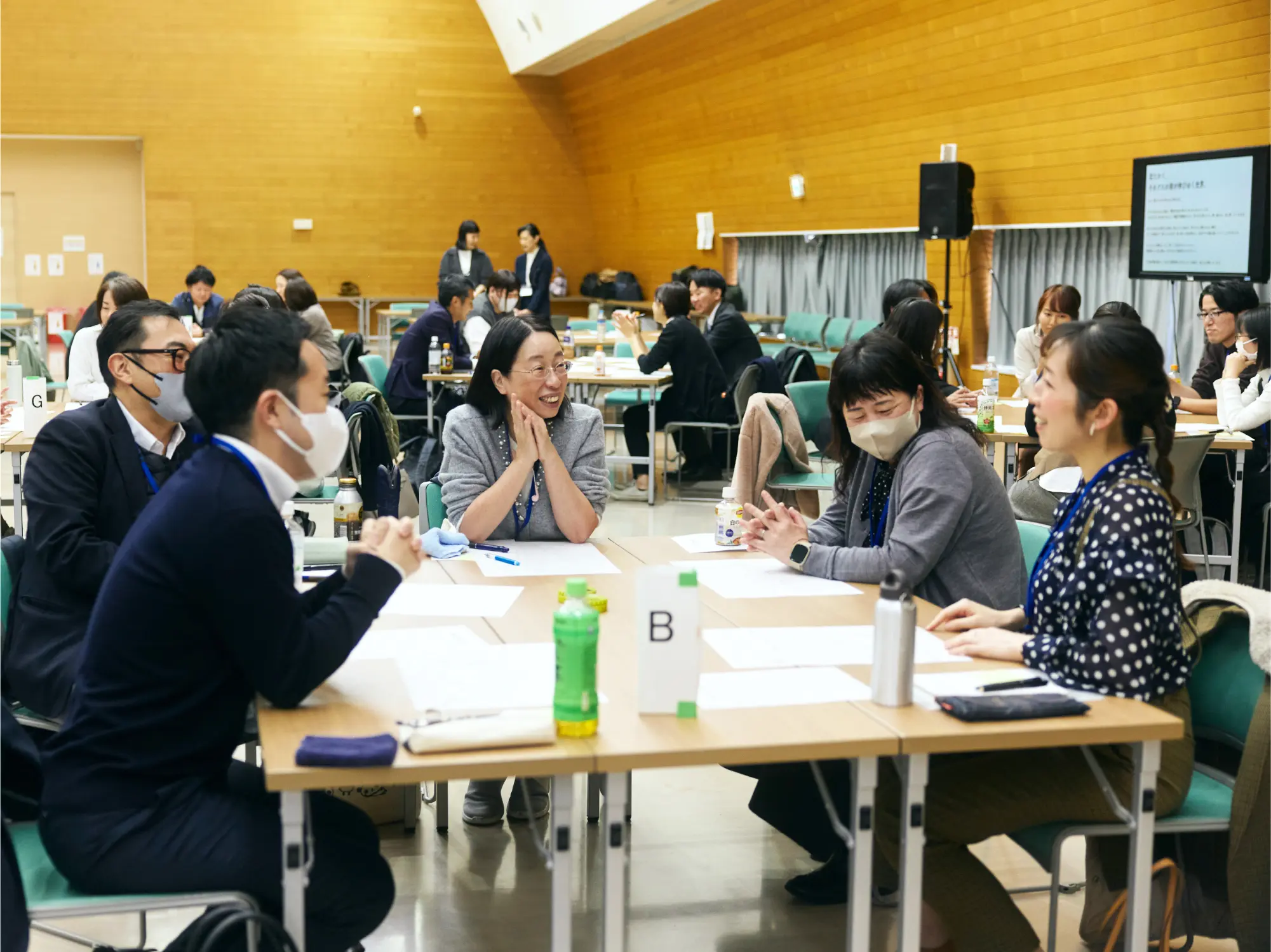 書き出した想いを分かち合い、響き合う。一人ひとりの「譲れないこだわり」をシェアすることで、これまで“わかったつもり”になっていた仲間の真意に改めて触れていく。対話の深度が増すごとに、バラバラだった正解が「自分たちの誇り」へと編み上げられていった。